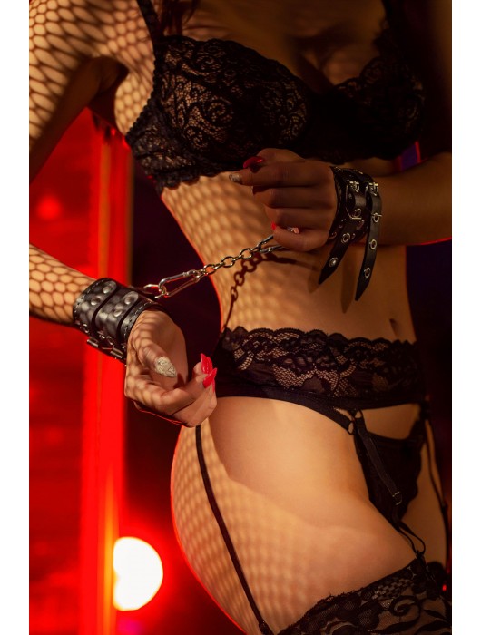 Черные кожаные наручники с двумя ремнями и красной подкладкой - Pecado - купить с доставкой в Кирове